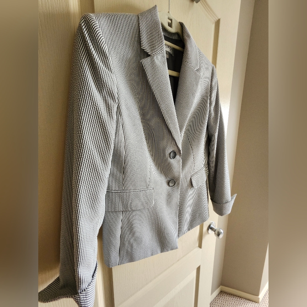 KASPER Seersucker Gray and White Classic Tailored Suit Jacket | Blazer. Size 6. - Picture 2 of 11
